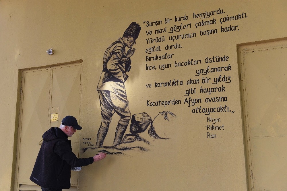 Nazım Hikmet dizelerini trafoya çizdiler 