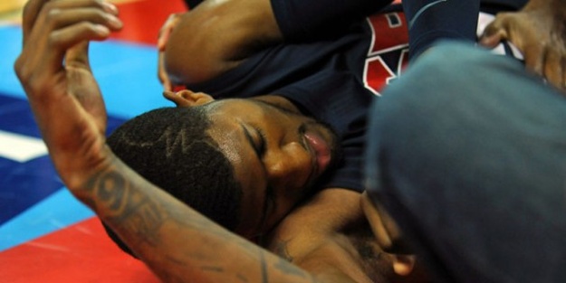 NBA yıldızının ayağı kırıldı! Korkunç sakatlık! / VİDEO