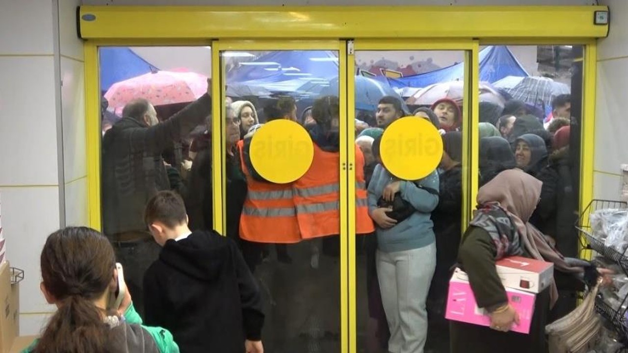 “Ne alırsan 100 Lira” kampanyası izdihama yol açtı