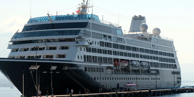 Bu kez turistler denizden geldi: Kruvaziyer Antalya'ya demirledi!