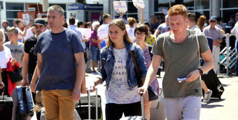 Ne Araplar ne Ruslar! Şimdi onlar Türkiye'ye akın etmeye başladı... Bir uçak kalkıyor, bir uçak iniyor