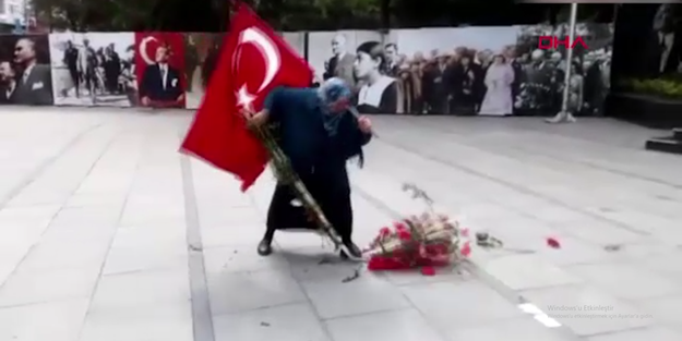 'Ne biçim iş bu' deyip HDP'nin çelengini parçaladı, CHP'ninkini de devirdi
