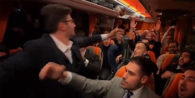 Ne hallere düştü! Ali Babacan’a komünist marşı hediyesi