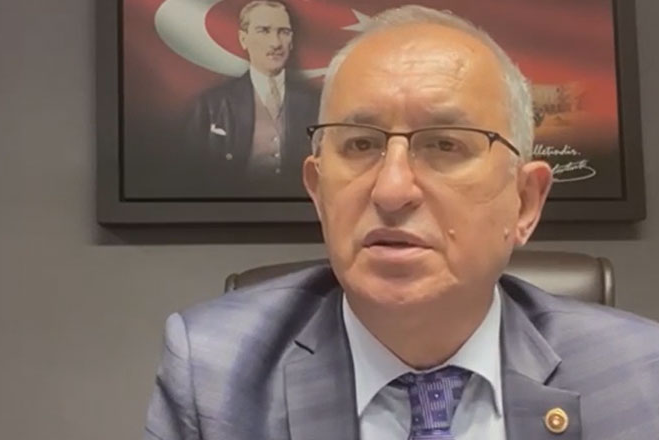 Ne oldu, rengin soldu Atila Sertel! Böyle kalakalırsın işte