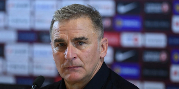 Ne oldu sana böyle Stefan Kuntz! Kendi ülkesini yerden yere vurdu... Can'ı fena halde sıkıldı fena...