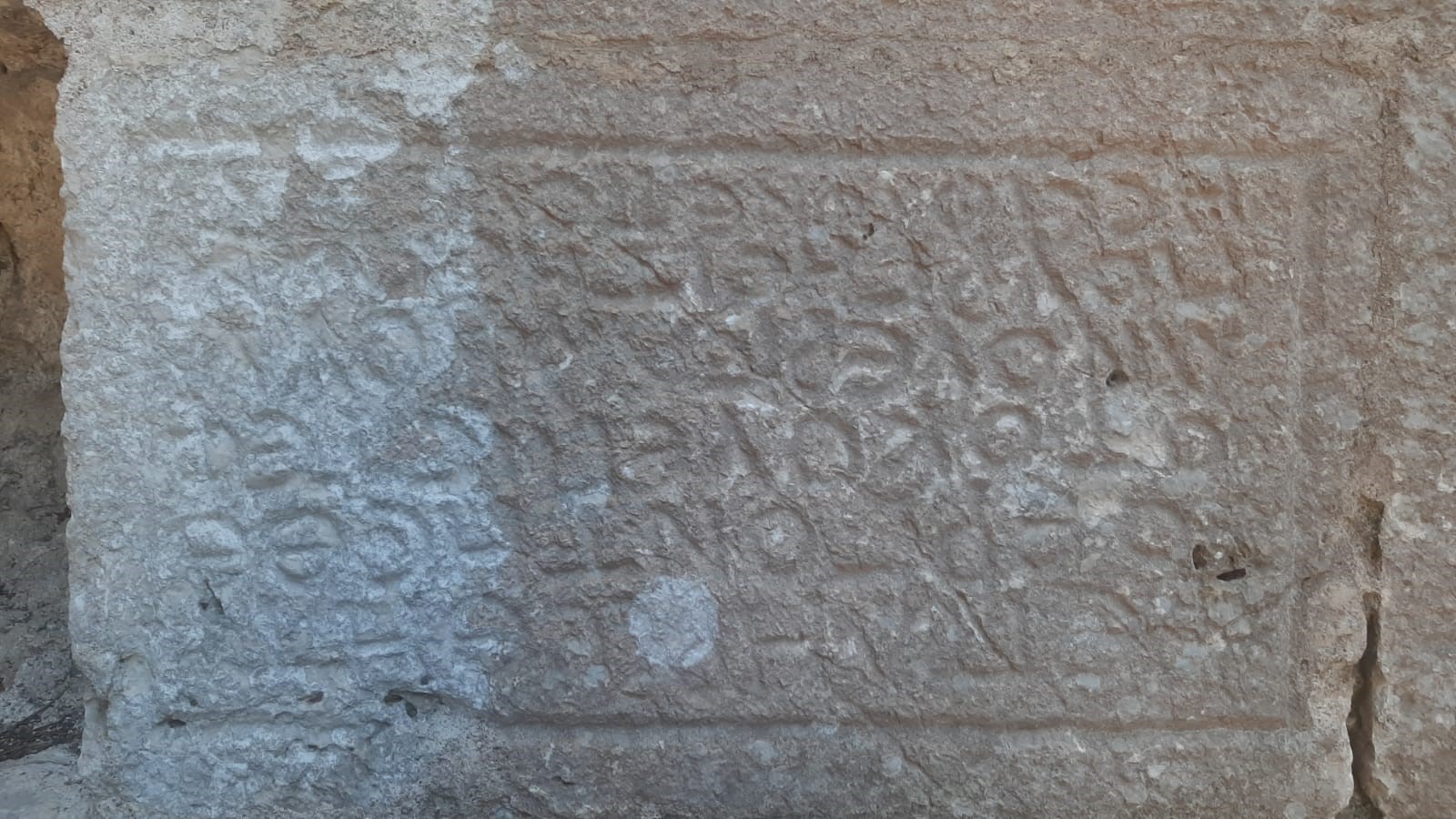 Ne olduğu merak ediliyor! Kale duvarında gizemli yazı