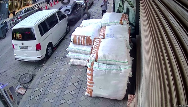 Ne olduğunu anlayamadı! Gökten yağmur değil lastik yağdı