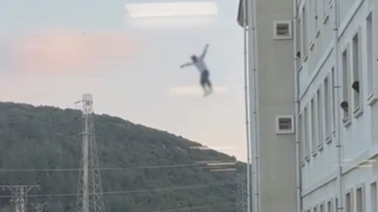 Ne oluyor bu gençlere! Yurdun penceresinden atladı