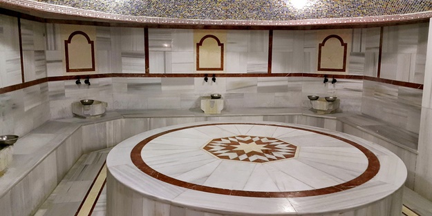 Ne tas kaldı ne hamam