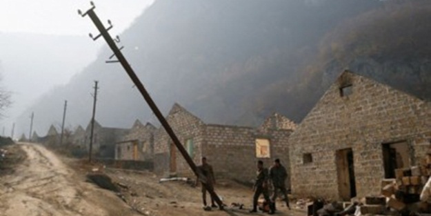 Ne yapacaklarını şaşırdılar! Ermeniler elektrik direğini söktü