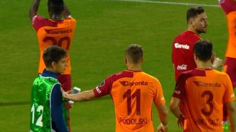 Ne yaptın Lukas Podolski! Yakışmadı...
