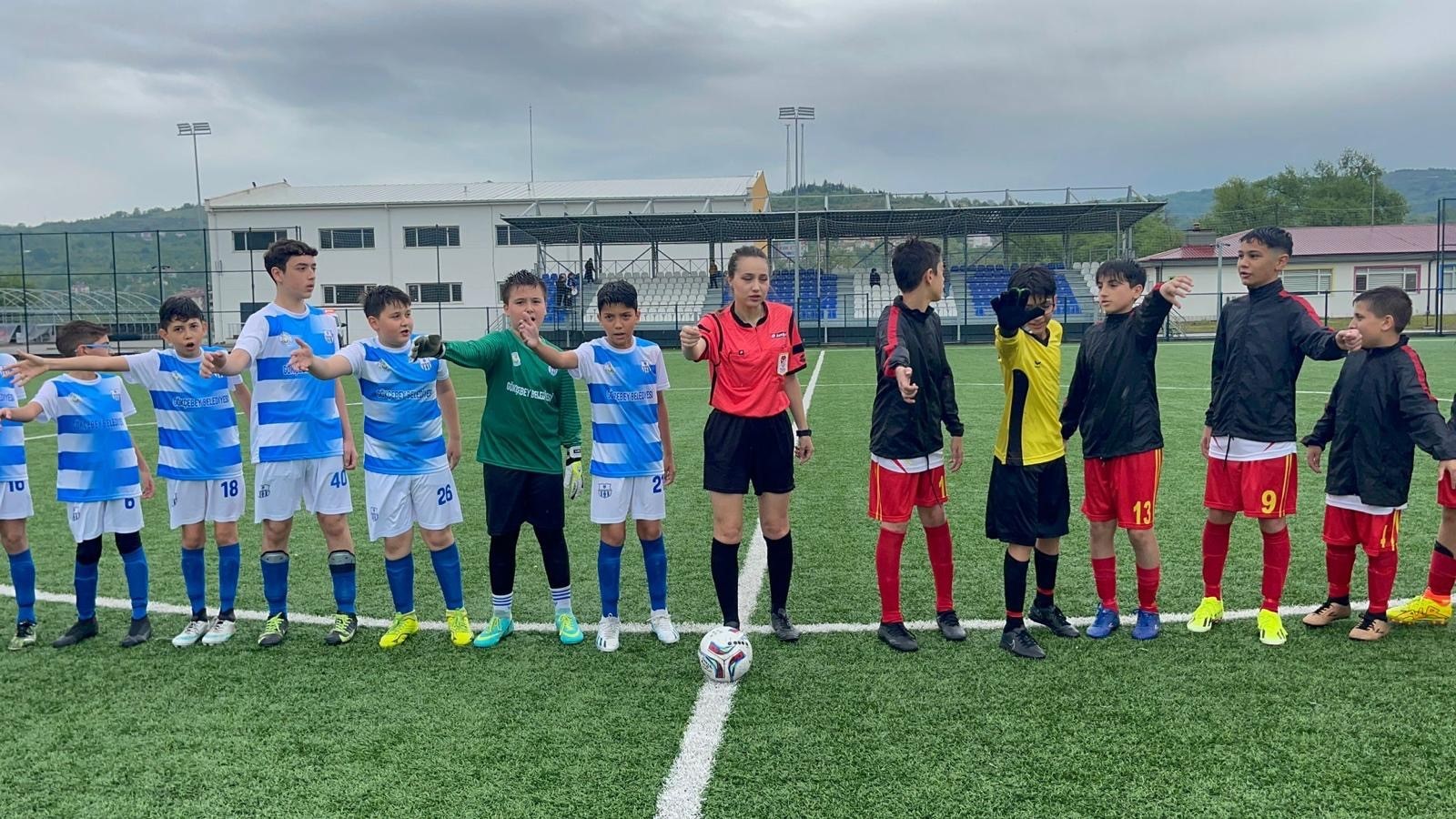 Ne yumruk ne tekme! Bu defa yeşil sahada içimizi ısıtan ve gülümseten bir olay yaşandı! Kadın hakem maçı durdurup bakın ne yaptı?