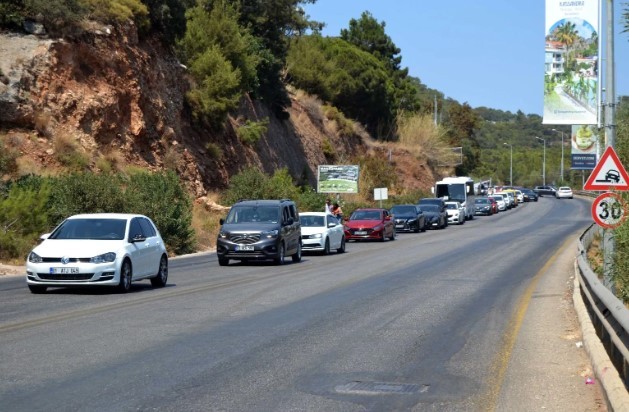 Ne Yunanistan ne de Bodrum: İşte tatilcilerin yeni gözdesi! 5 kilometrelik kuyruk oluştu!