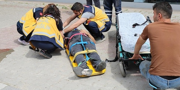 Ne zaman son bulacak? Sokak köpeğinden kaçarken otomobil çarptı!