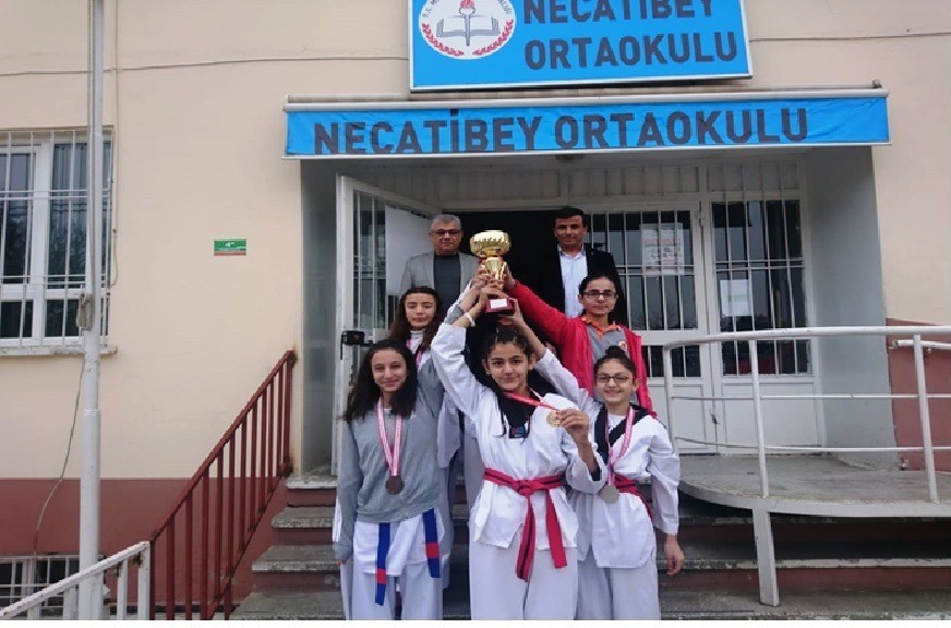 Necatibey Ortaokulunda sporda büyük başarı 