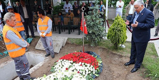 Necdet Özel, şehit Aydın'ın mezarını ziyaret etti