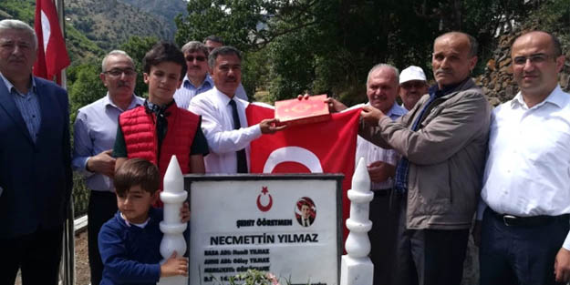 Şehit öğretmen Necmettin Yılmaz kabri başında anıldı