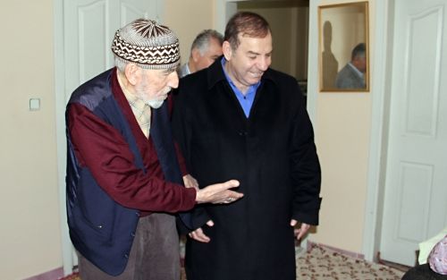 Necmi Kadıoğlu'ndan yaşlı çifte ziyaret