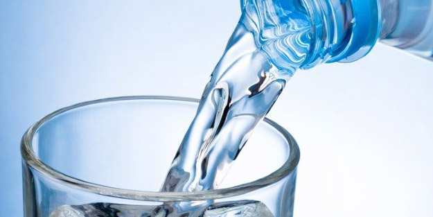 Neden ayakta su içmemeliyiz? Uzman açıklaması: İnsan vücudu için en gerekli yakıt, az su alarm veriyor