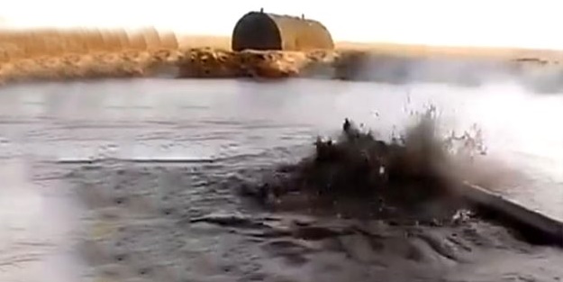 Neden ayrılmak istemedikleri belli oldu! Kazma vurulan yerden petrol fışkırıyor