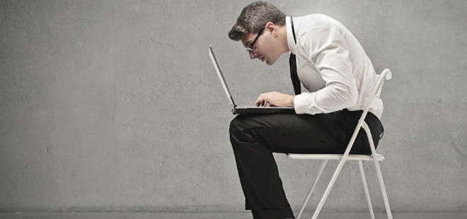 Neden eğri oturuyoruz?