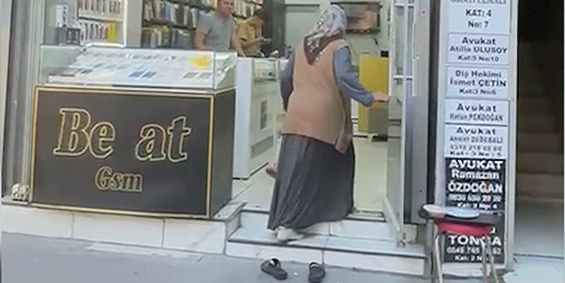 Nedenini duyunca çok şaşıracaksınız! Terliğini çıkartarak içeri giriyor