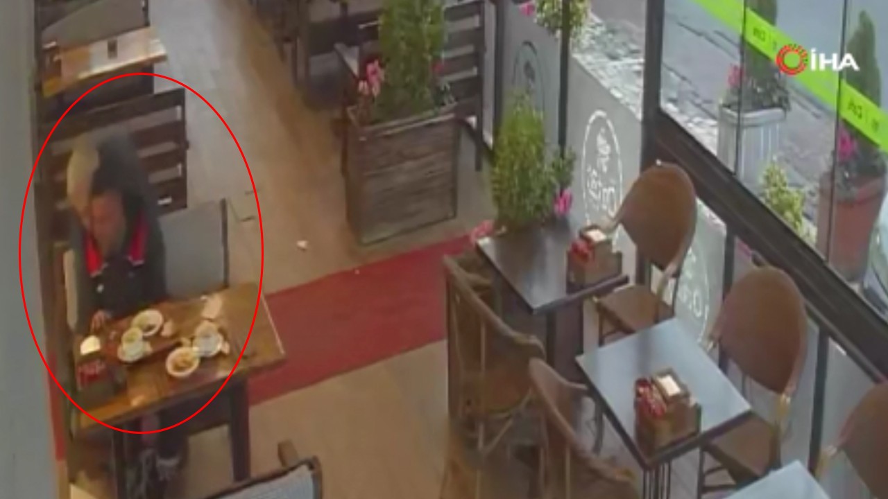 Nefes borusuna yemek kaçan adamı Heimlich ile kurtardı! O anlar kamerada