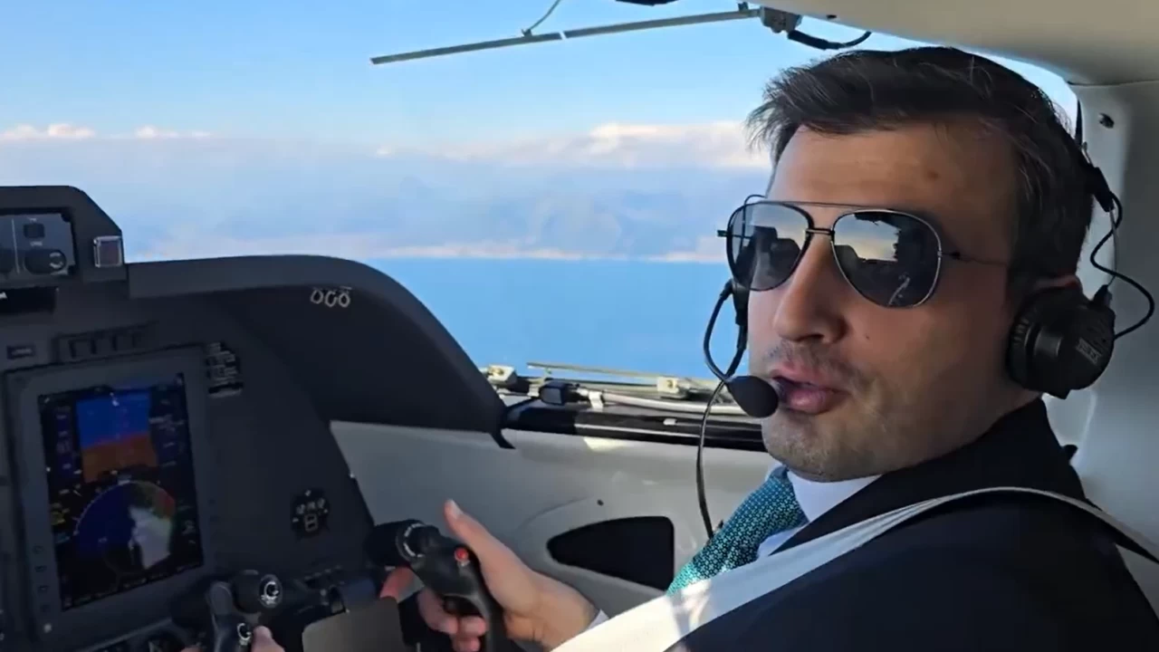 Nefes kesen anlar paylaşıldı! Selçuk Bayraktar, Piaggio P180'nin pilot koltuğunda