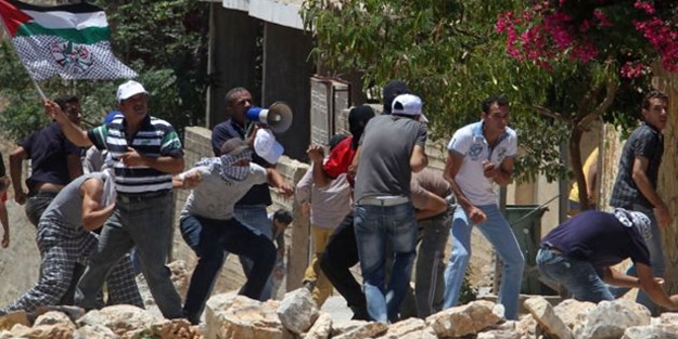 İşgalci İsrail Filistinliler'e ait yüzlerce binayı yıktı!