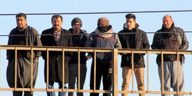 Nehirde bulunan erkek cesedini köprüden izlediler