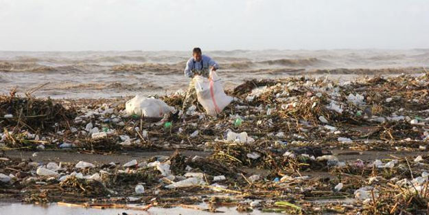 Nehrin sürüklediği ağaç parçalarını yakacak olarak topladılar