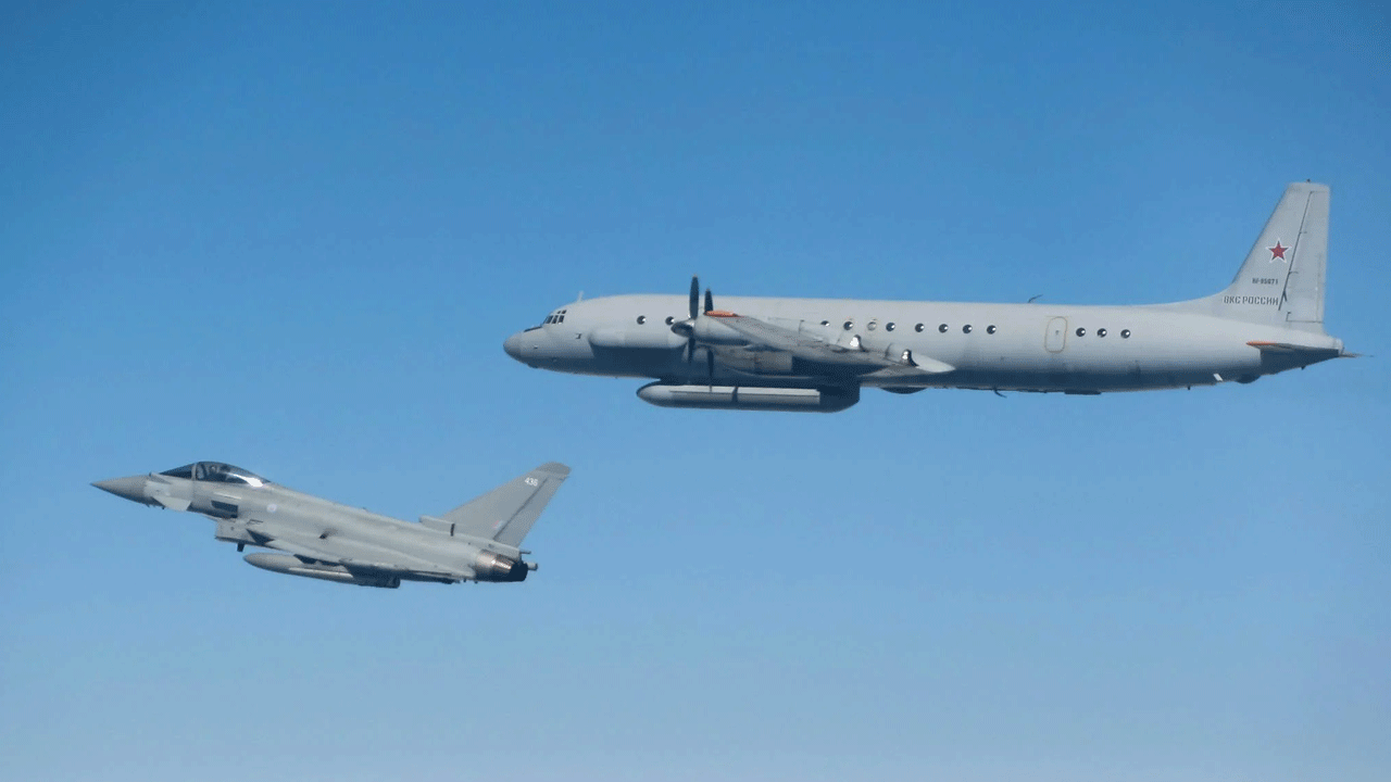 Neler oluyor! Savaş uçakları karşı karşıya geldi