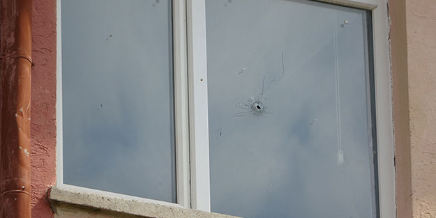 Neler oluyor böyle? Okulu kurşunladılar