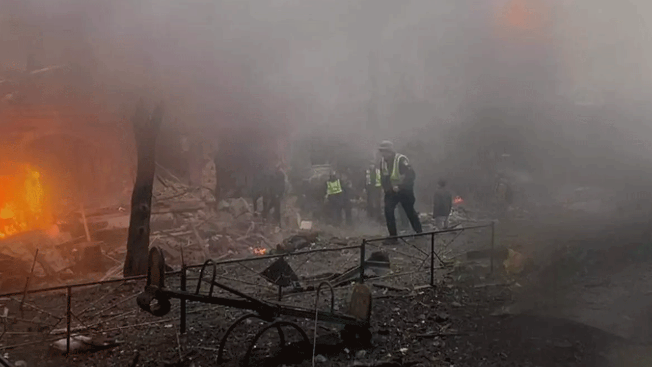 Neler oluyor? Füzeyle vuruldu: Çok sayıda yaralı var