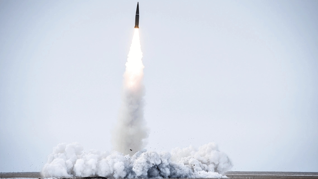 Neler oluyor? İki balistik füze ateşlendi
