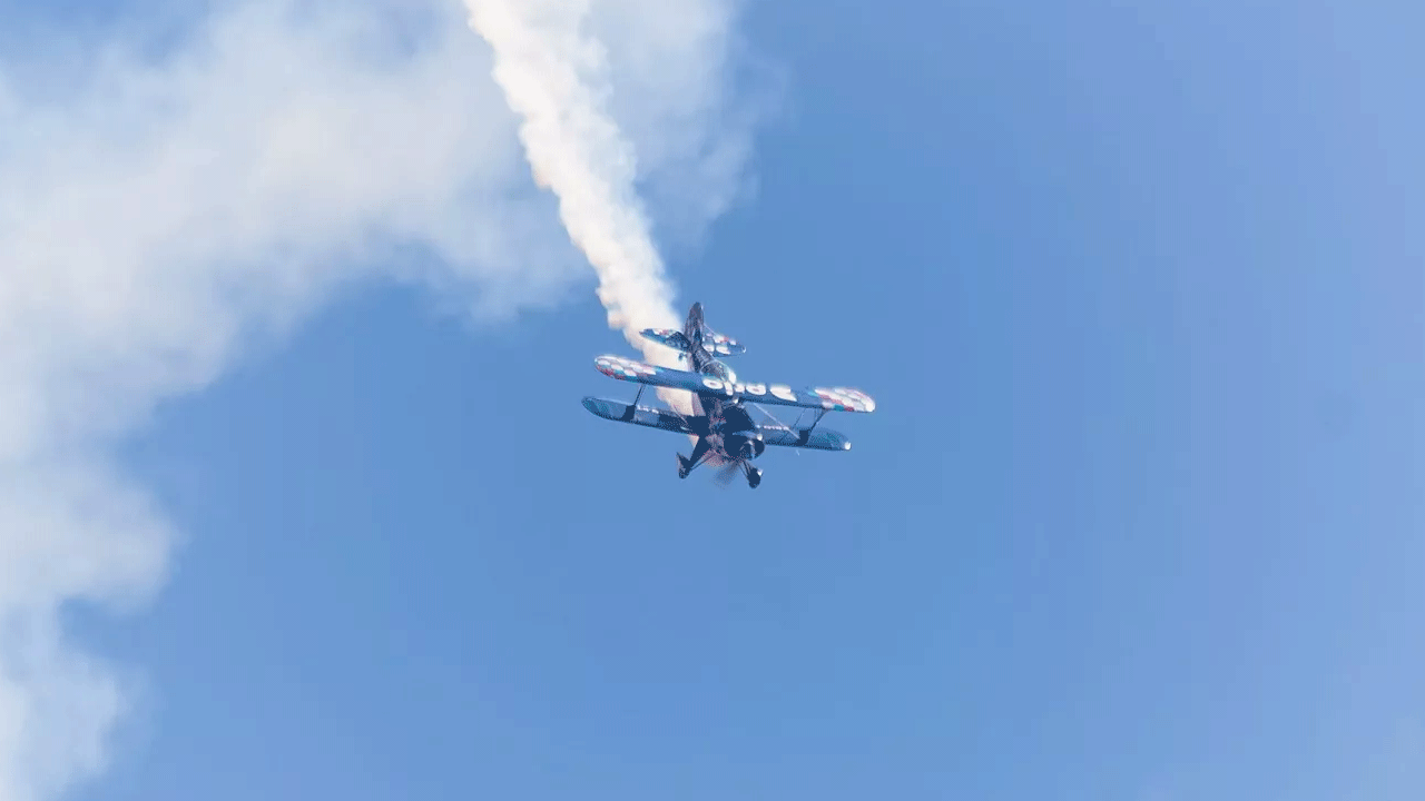 Neler oluyor? İki uçak havada çarpıştı