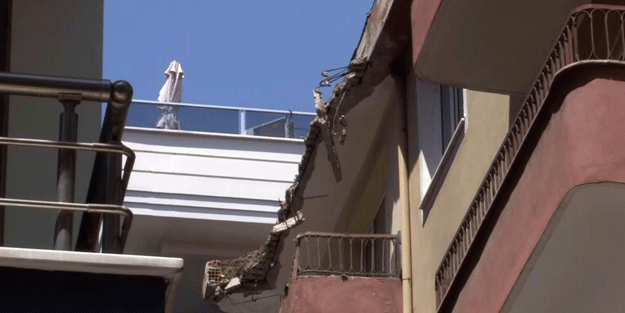 Neler oluyor! İstanbul'da şimdi de balkon çöktü