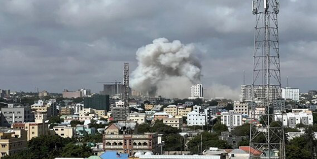 Neler oluyor? Türk donanmasının ve petrol gemilerinin gitmek üzere olduğu ülkeyi vurmaya başladılar