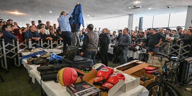 Neler unutulmuş neler: Toplu taşımada unutulan eşyalar satıldı