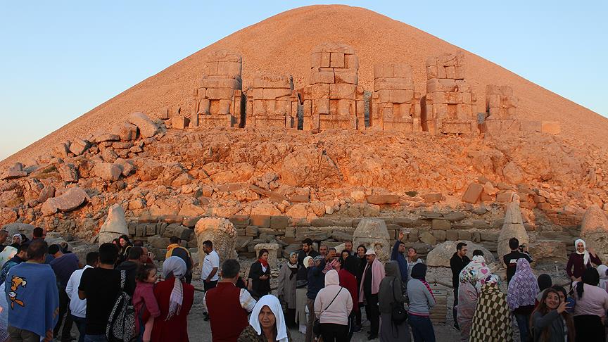 Nemrut Dağı ziyaretçi akınına uğradı