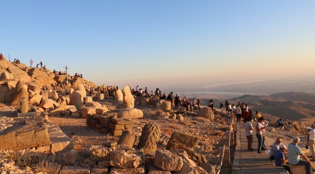 Nemrut Dağı ziyaretçi yoğunluğuna uğradı