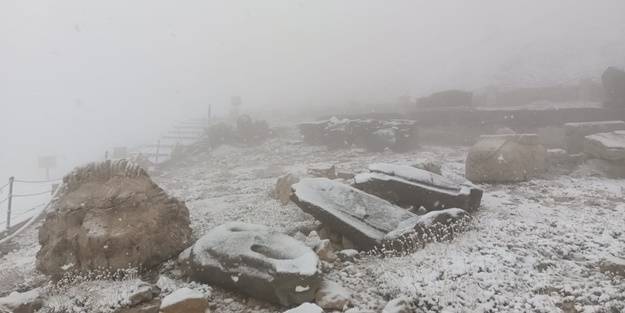 Nemrut Dağı'na mevsimin ilk karı yağdı