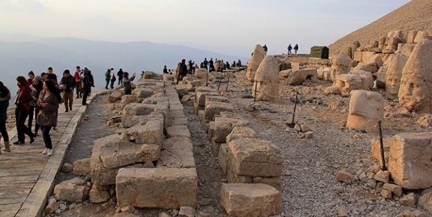 Nemrut Dağı'nda mahsur kalan 2 turist kurtarıldı! Karlı havaya rağmen...