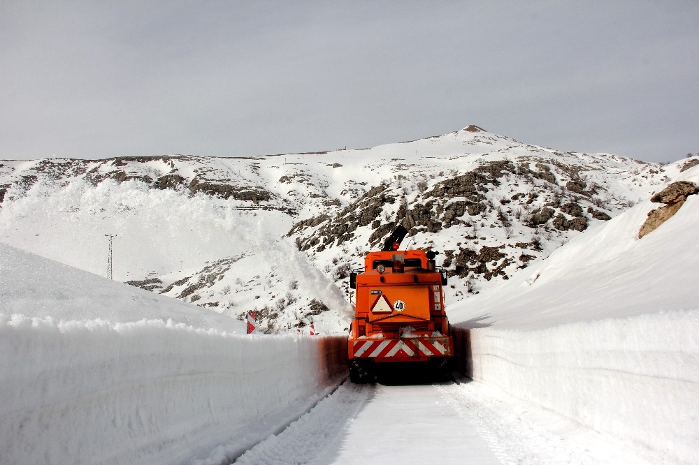 Nemrut Dağı’nın kar nedeniyle kapanan yolu açılıyor 