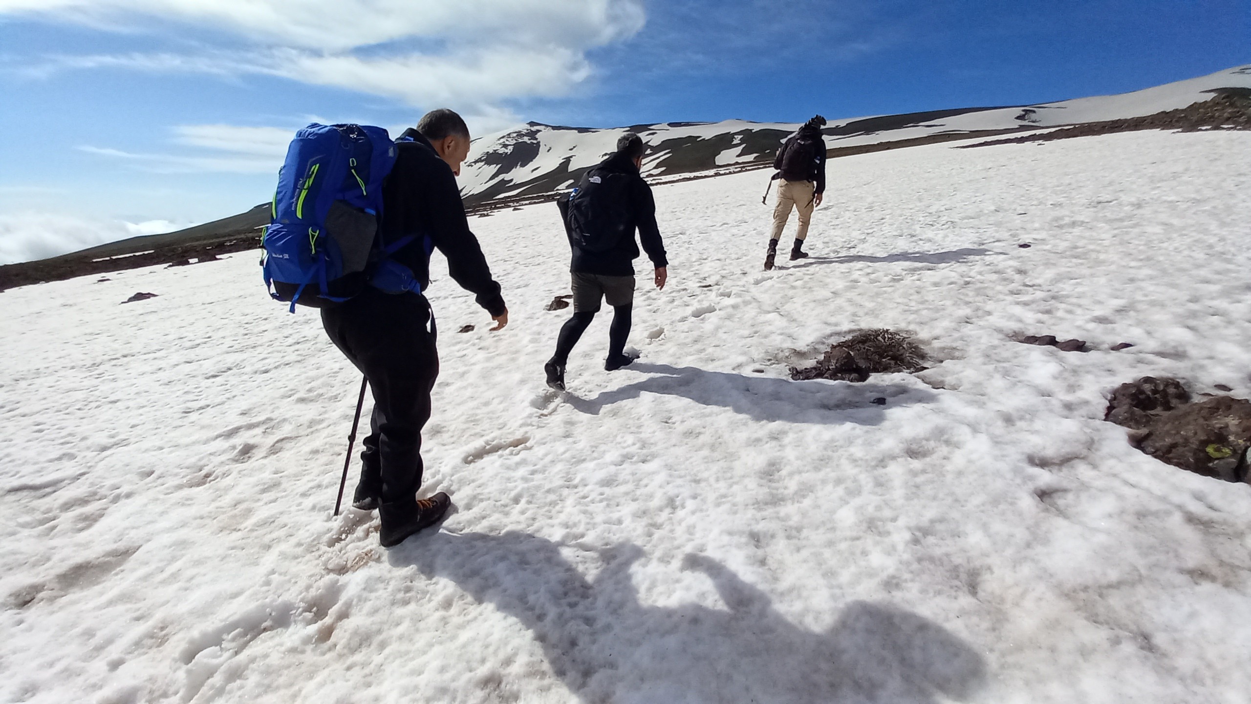 Nemrut Kalderası'nın bir yanı kar bir yanı bahar