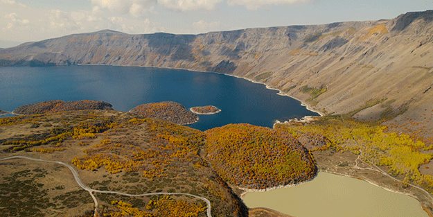 Nemrut Krater Gölü’nde eşsiz sonbahar görüntüsü