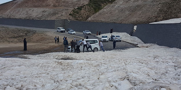 Kentte şaşkına çeviren görüntüler! Yaz günü onlarca araç karda mahsur kaldı