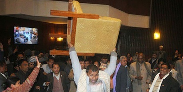 Nepal parlamentosu karıştı