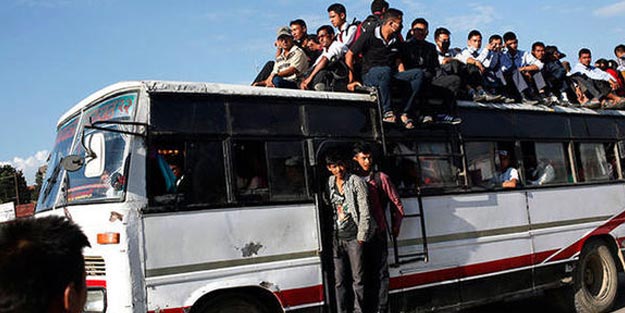 Nepal'de facia! Nehre düşen araçta 10 kişi hayatını kaybetti