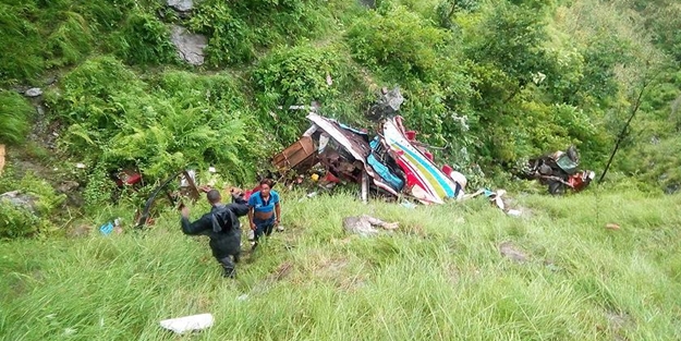 Nepal'de feci otobüs kazası! 33 ölü